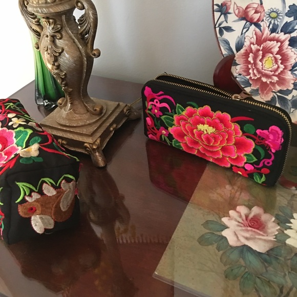 2 Peony flower red embroidered black clutch wallet - Picture 11 of 12